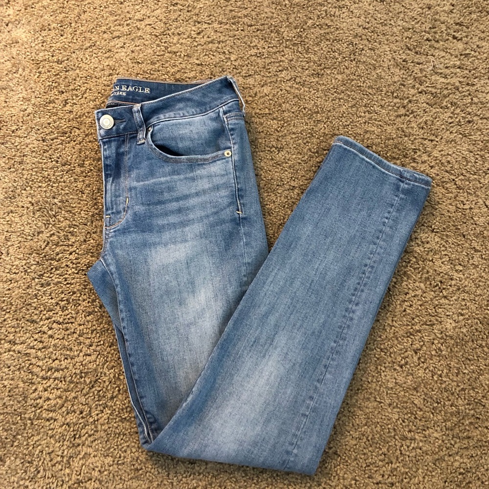 LIKE NEW American Eagle Light Wash Skinny Jeans